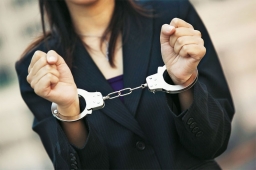Задержана женщина, предложившая денежное вознаграждение полицейскому.